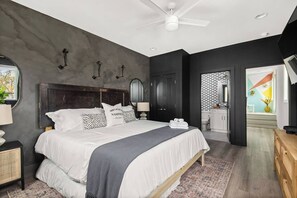 3 bedrooms, iron/ironing board, WiFi, bed sheets - Double Decker Rooftop! Garage! Cozy Vibes in East! (Nashville)