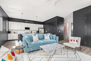 TV - Double Decker Rooftop! Garage! Cozy Vibes in East! (Nashville)