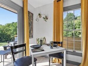 Dining - Private King Suite with Spa Bath, Full Kitchen & Pasture Views Near Town (Burnsville)