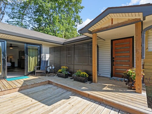 Private King Suite with Spa Bath, Full Kitchen & Pasture Views Near Town