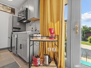 Private kitchen - Private King Suite with Spa Bath, Full Kitchen & Pasture Views Near Town (Burnsville)