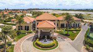 Ein Hotel mit Innenhof, Palmen und Blick auf den Strand.