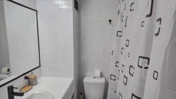 Classic Apartment, City View | Bathroom
