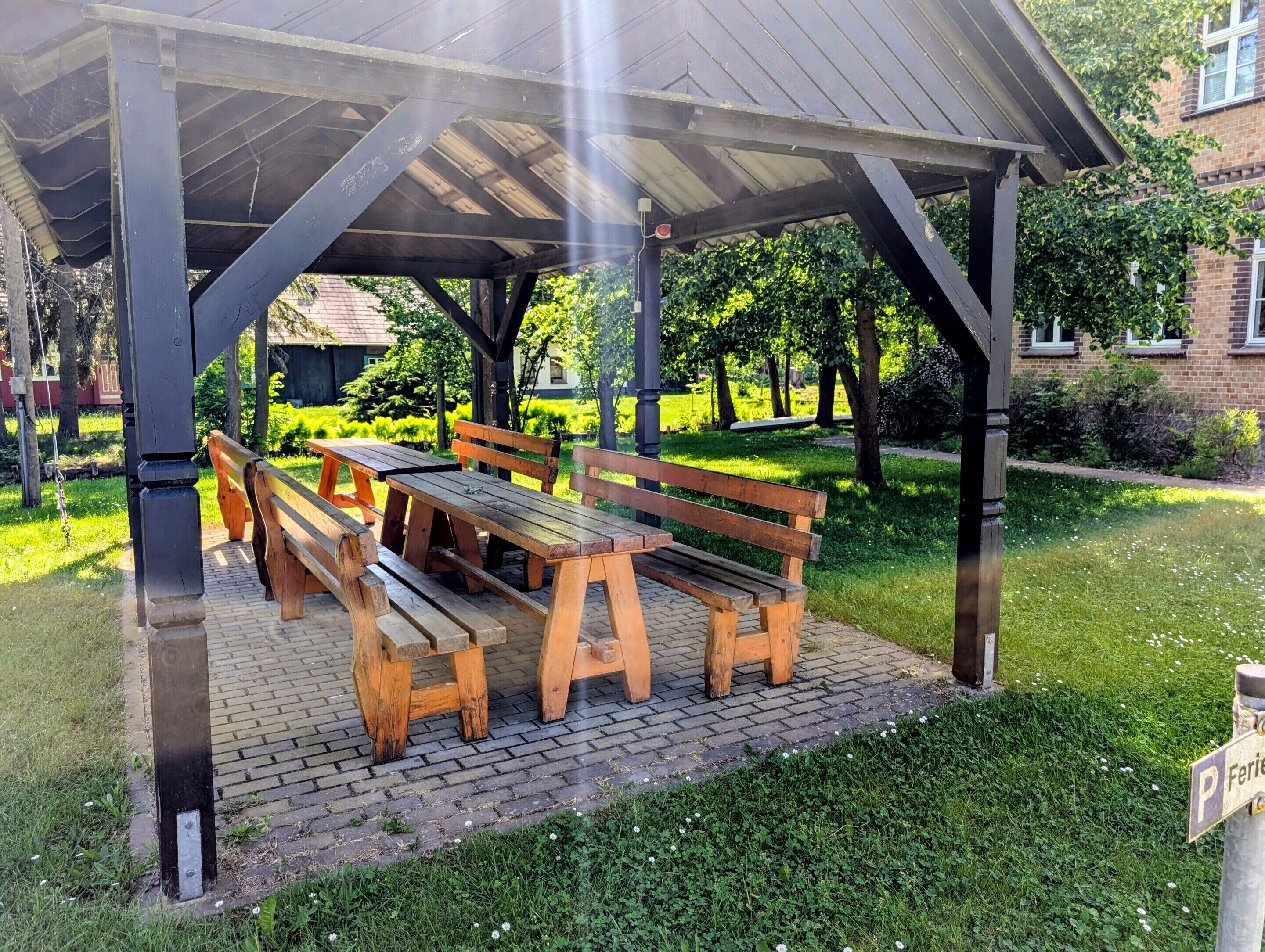 Überdachte Sitzecke im Außenbereich