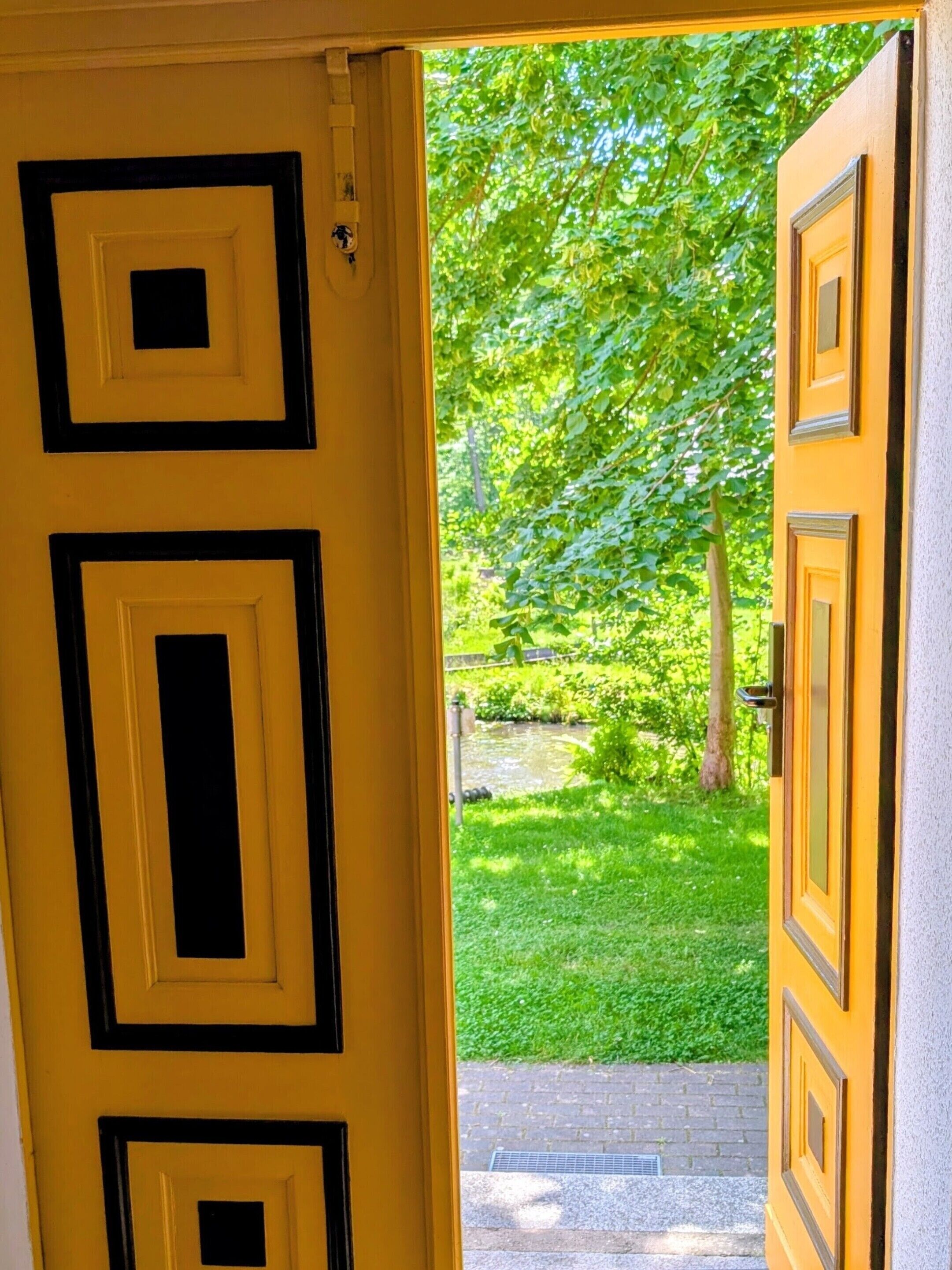 Eingangstür Alte Leiper Dorfschule mit Blick auf den Außenbereich