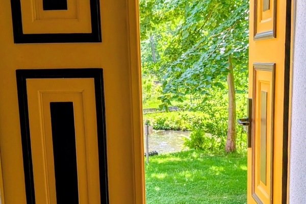 Eingangstür Alte Leiper Dorfschule mit Blick auf den Außenbereich