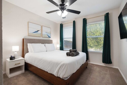 Spacious 5-BD/2.5-BA ft a Pool Oasis and BBQ Grill