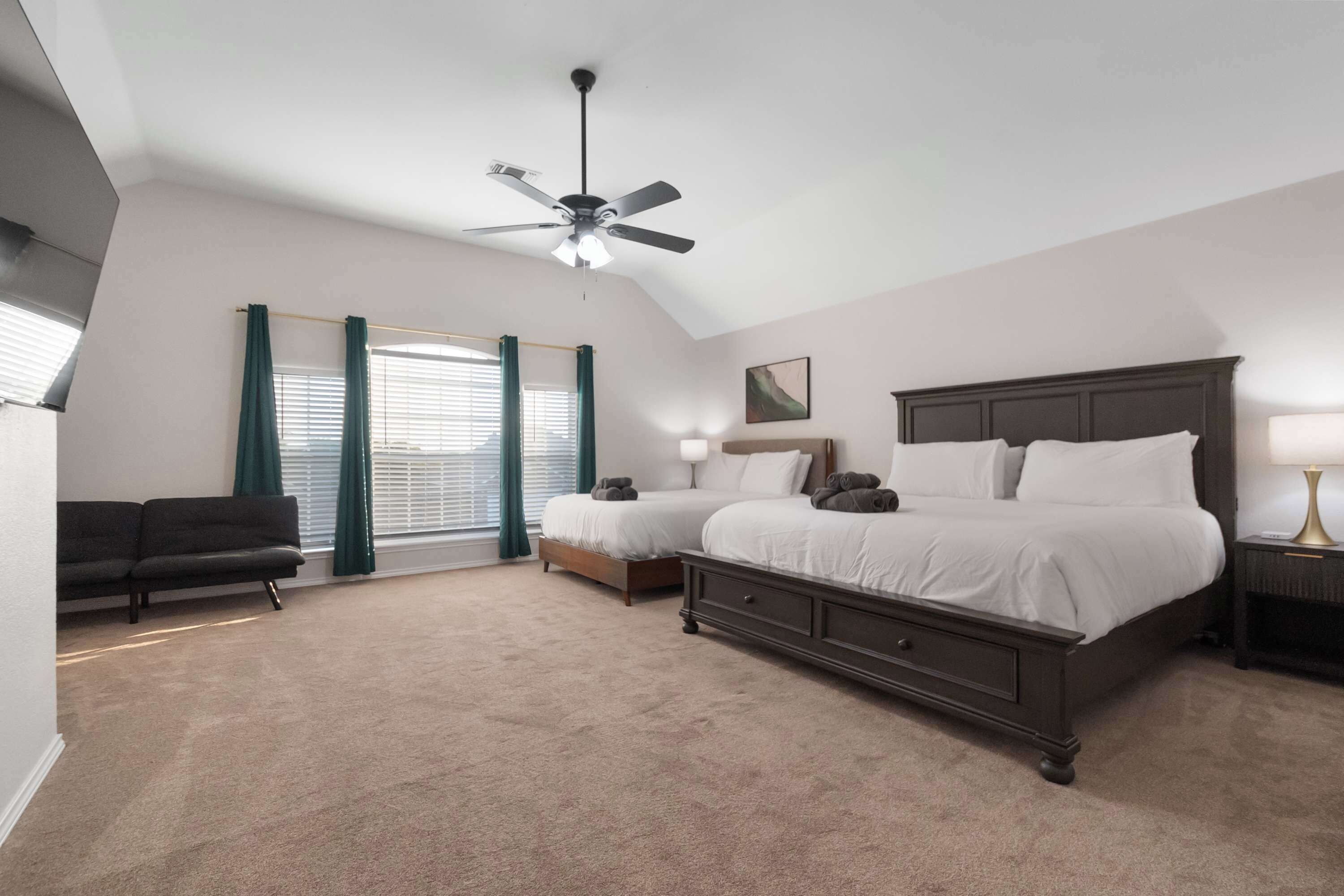 5 bedrooms, WiFi, bed sheets
