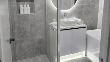 Dusche, Haartrockner, Handtücher, Seife