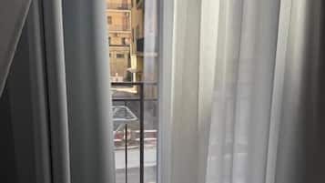Familien-Vierbettzimmer, Balkon, Stadtblick | Innenbereich