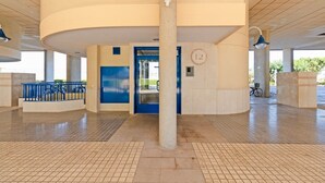 Ein geräumiger Innenbereich mit gewölbter Decke, einer blauen Tür und der deutlich sichtbaren Zahl 12 an der Wand.