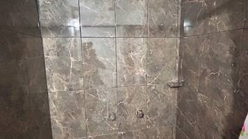Habitación doble, patio | Baño | Regadera, toallas, shampoo, papel de baño