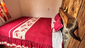 A bed with a red and white quilt, a wooden headboard, and a red pillow. - Hospedaje La Joya By GEstores (Mineral del Chico)