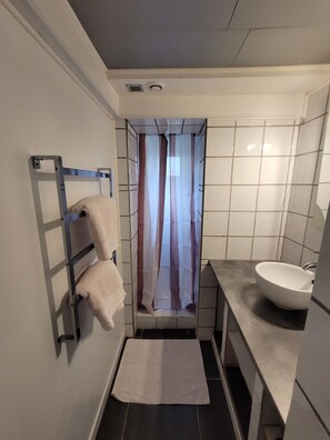 Suihku, hiustenkuivaaja, pyyhkeet, saippua