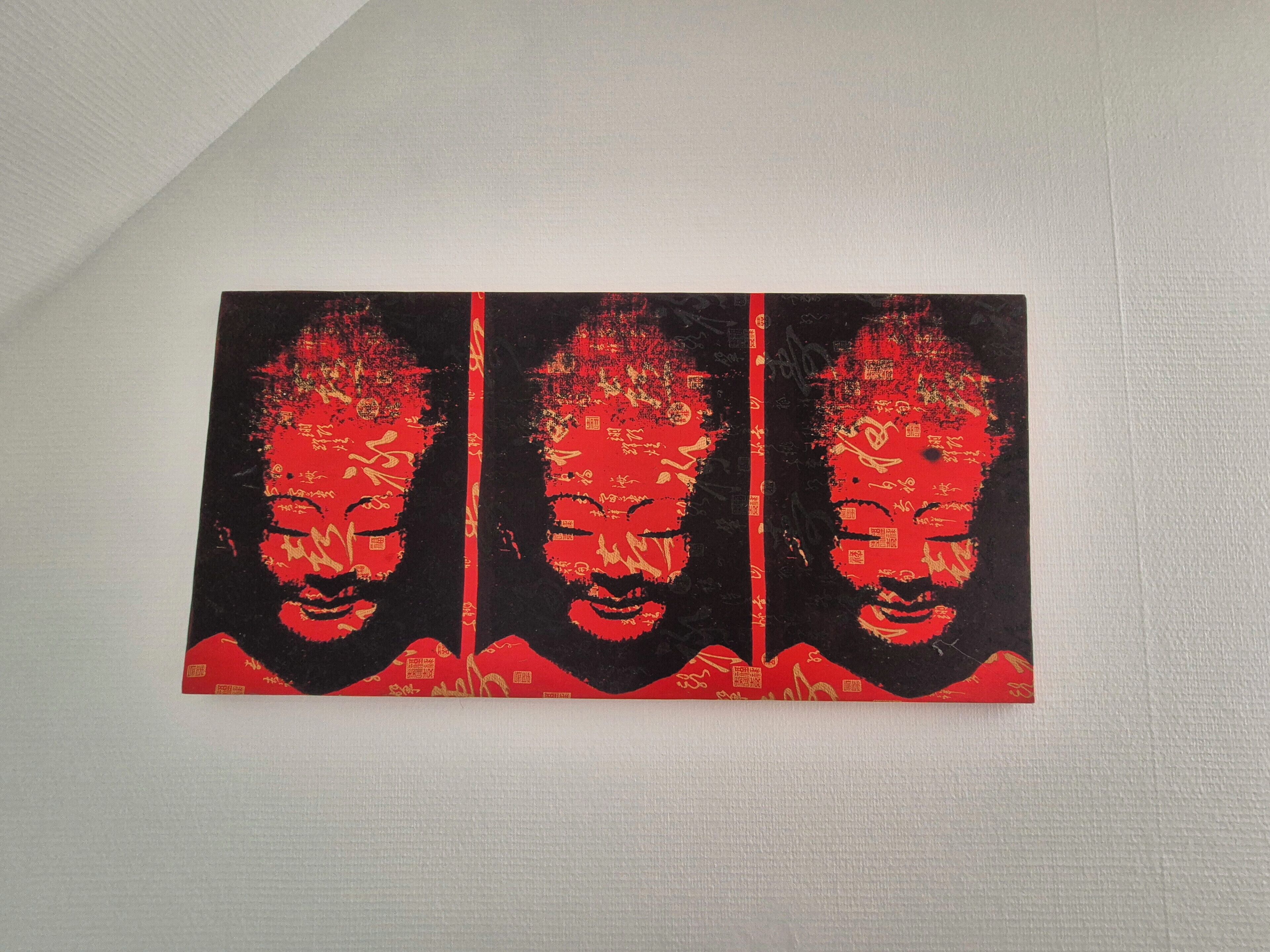 Una pintura con tres secciones idénticas sobre una pared blanca.