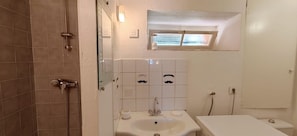 Shower, hair dryer - Renovated flat with parking in Fréjus center (Fréjus)