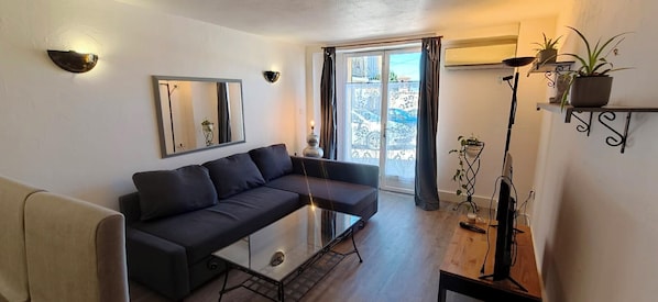 TV - Renovated flat with parking in Fréjus center (Fréjus)