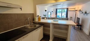Coffee/tea maker, fridge, microwave - Renovated flat with parking in Fréjus center (Fréjus)
