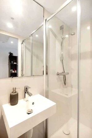 Single Room, Non Smoking | Bathroom - Student Only Howard Gardens (Cardiff)