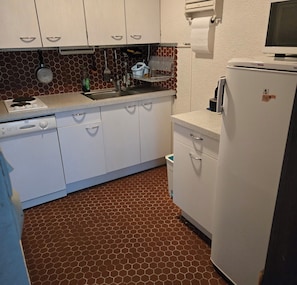 Wasserkocher mit Kaffee-/Teezubehör, Kühlschrank, Mikrowelle