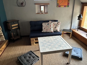 Smart-tv, bordsfotboll och ett bordtennisbord