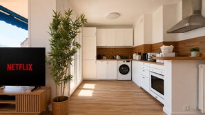 Wasserkocher mit Kaffee-/Teezubehör, Kühlschrank, Mikrowelle, Ofen