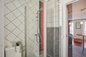 Apartment | Badezimmer | Haartrockner, Handtücher, Seife, Shampoo