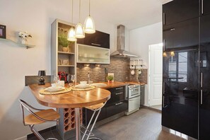 Apartment | Eigene Küche | Wasserkocher mit Kaffee-/Teezubehör, Kühlschrank, Herdplatte