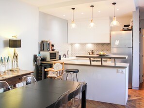 Wasserkocher mit Kaffee-/Teezubehör, Kühlschrank, Mikrowelle, Ofen
