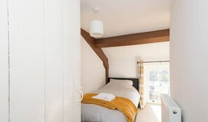 Tabla de planchar con plancha, wifi, ropa de cama