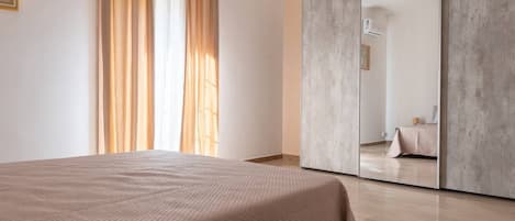 4 chambres, fer et planche à repasser, Wi-Fi, draps fournis