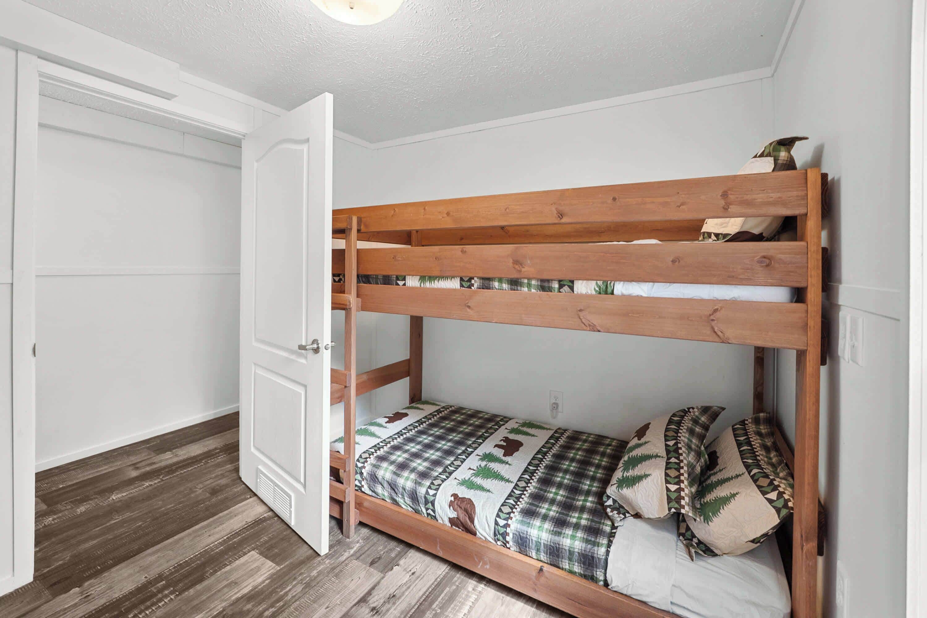 House, Multiple Beds, Kitchen, Garden View (Hungry Horse Hideout) | 3 bedrooms, individually decorated, individually furnished, bed sheets