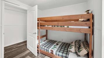 House, Multiple Beds, Kitchen, Garden View (Hungry Horse Hideout) | 3 bedrooms, individually decorated, individually furnished, bed sheets