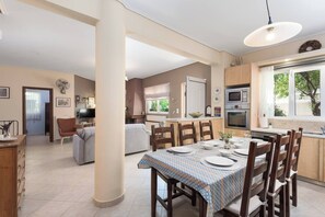 Dining - Lagonisi Garden Stay, 10min Walk to Beach (Kalyvia Thorikou)