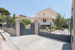 Exterior - Lagonisi Garden Stay, 10min Walk to Beach (Kalyvia Thorikou)
