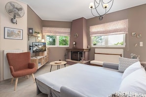 WiFi - Lagonisi Garden Stay, 10min Walk to Beach (Kalyvia Thorikou)
