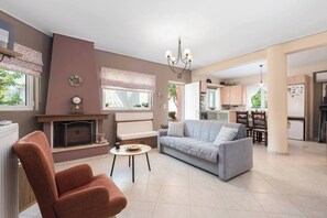 TV - Lagonisi Garden Stay, 10min Walk to Beach (Kalyvia Thorikou)
