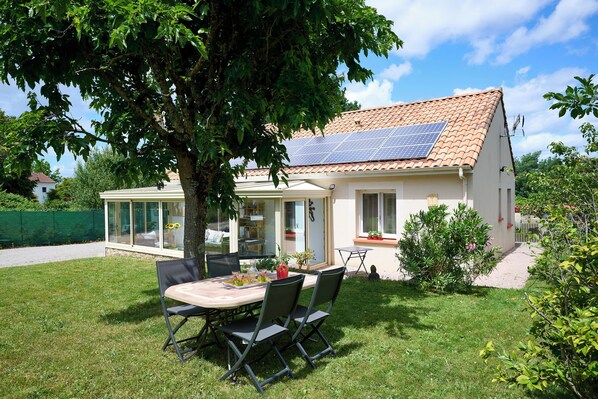 Outdoor dining - Vrbo Property (Nantes)