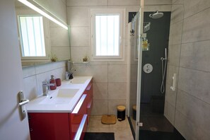 Bathroom - Vrbo Property (Nantes)