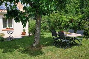 Outdoor dining - Vrbo Property (Nantes)