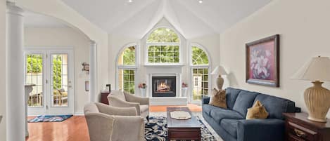 Smart TV, fireplace