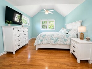 4 bedrooms, iron/ironing board, WiFi, bed sheets - Coastal Retreat-Walk to Beach, Potters Pond, Dining, Paddle Boarding, Fishing (South Kingstown)