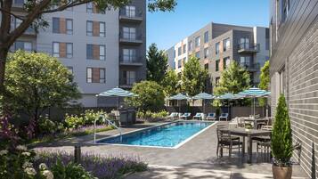 Seasonal outdoor pool, free cabanas, pool umbrellas