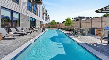 Una piscina al aire libre de temporada, cabañas de piscina gratuitas