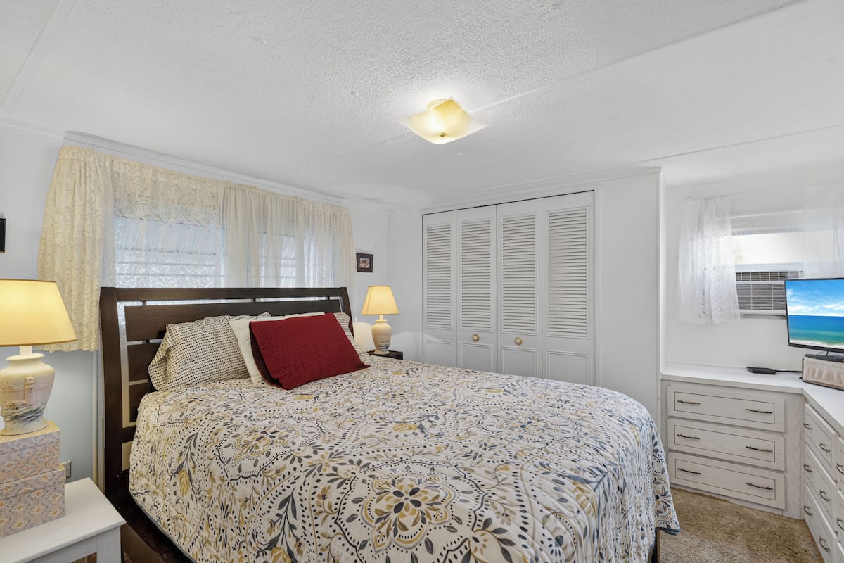 Classic Mobile Home | Iron/ironing board, WiFi (free), bed sheets