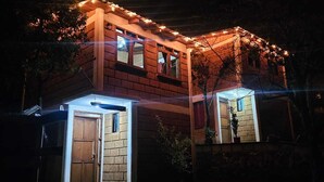 Una casa de dos pisos con fachada de ladrillo y un porche.