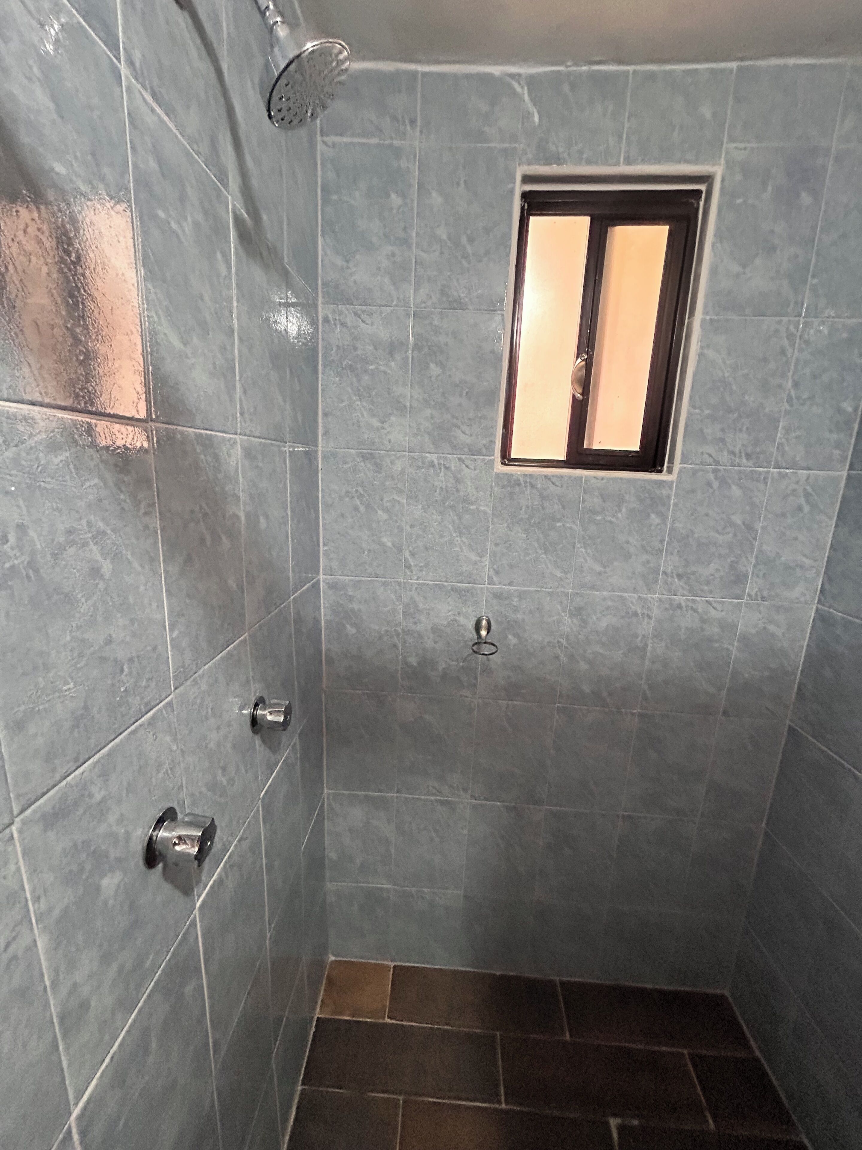 Habitación familiar, patio | Baño | Regadera, toallas, jabón, shampoo 