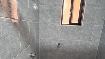 Habitación familiar, patio | Baño | Regadera, toallas, jabón, shampoo