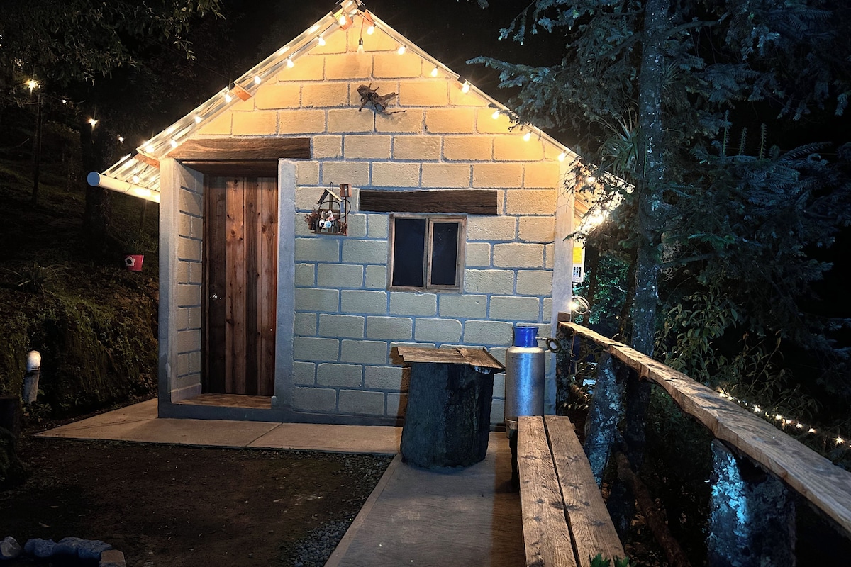 Cabin truyền thống, sân hiên, quang cảnh núi | Chăn bông, truy cập Internet không dây miễn phí, bộ trải giường 