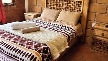 Habitación doble, patio | Edredón, wifi gratis y ropa de cama